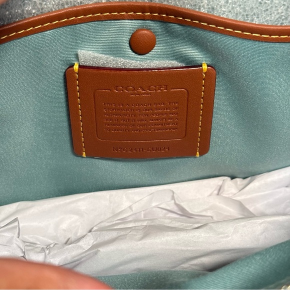 Coach Legacy Carryall 28 - Picture 6 of 6